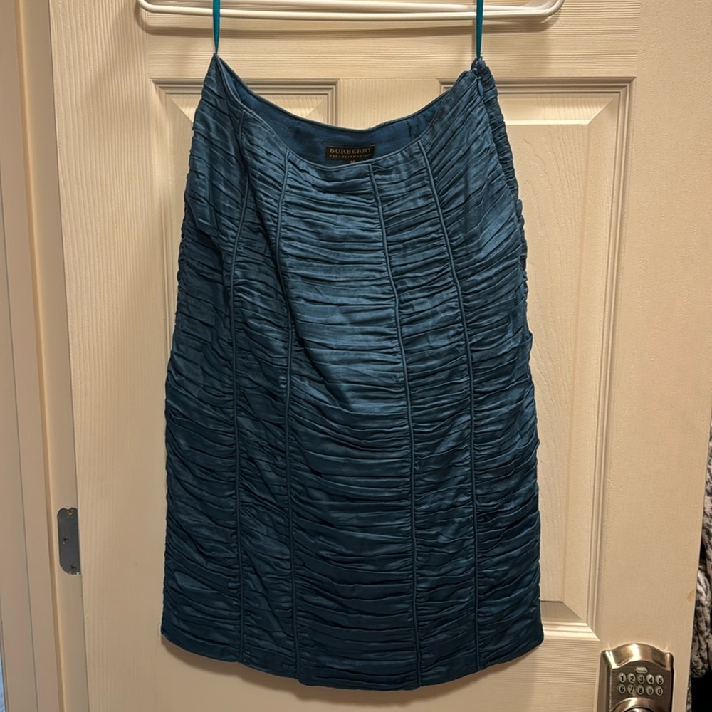 Gorgeous new Burberry teal colored skirt size 42, Made in Italy